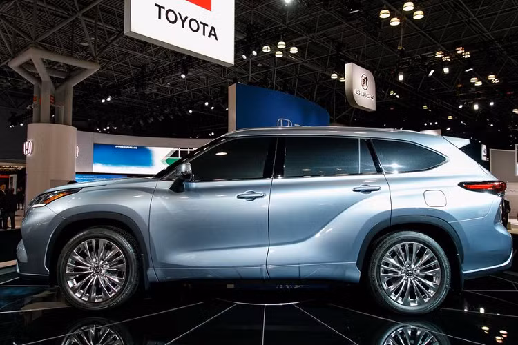 Gói an toàn Toyota Safety Sense 2.0 với các tính năng vượt trội như phanh tự động khi phát hiện người đi bộ, kiểm soát hành trình thích ứng tự động, cảnh báo lệch làn và hỗ trợ giữ làn, hỗ trợ căn thẳng làn đường, nhận biết tín hiệu giao thông và đèn pha siêu sáng tự động.