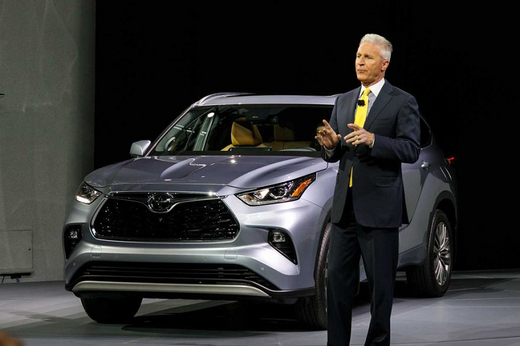 Không chỉ xuất hiện với hệ khung gầm mới, thế hệ tiếp nối của Toyota Highlander 2020 mới sẽ còn xuất hiện với phiên bản cơ sở L. Phiên bản tiêu chuẩn có mức giá từ 34.600 USD (khoảng 800 triệu đồng) – đắt hơn 2.770 USD (khoảng 65 triệu đồng) so với model 2019 tương đương.