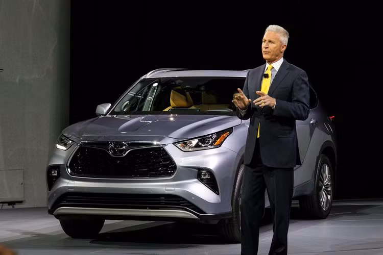 Không chỉ xuất hiện với hệ khung gầm mới, thế hệ tiếp nối của Toyota Highlander 2020 mới sẽ còn xuất hiện với phiên bản cơ sở L. Phiên bản tiêu chuẩn có mức giá từ 34.600 USD (khoảng 800 triệu đồng) – đắt hơn 2.770 USD (khoảng 65 triệu đồng) so với model 2019 tương đương.