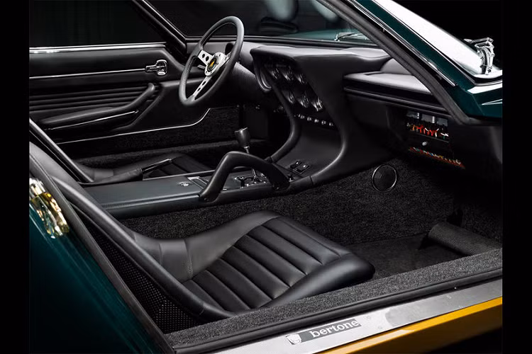 Walter Ronchi tìm đến cựu tay đua Công thức 1 Franco Galli cùng một số kỹ sư kì cựu làm việc tại Lamborghini để biến đổi chiếc Miura P400 S mới của ông thành một siêu phẩm.