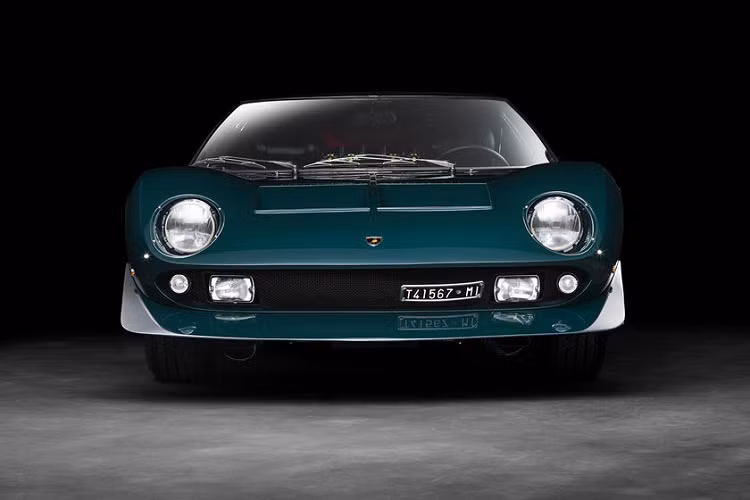 Nhà sưu tập siêu xe Walter Ronchi, – ông cũng là người sở hữu chiếc Lamborghini Miura Jota “hiếm” nhất thế giới. Đáng tiếc, chiếc Miura SV Jota “độc” nhất lại bị hư hỏng nặng sau một tai nạn. Chính vì thế, Ronchi muốn tạo ra thêm một chiếc Miura “độc” nhất nữa nhằm thay thế Jota.