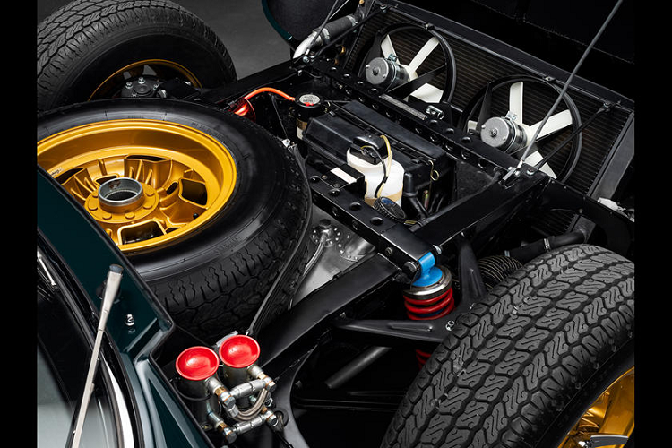 Xe được sơn màu xanh đậm (Bristish Racing Green) thay thế cho màu xanh dương, nội thất vẫn được bọc da màu đen. Trong những năm “long đong” đổi chủ, chiếc Miura này từng có thời gian được thay áo đỏ và làm lại động cơ. Năm 2015, chiếc xe được bán đến tay chủ nhân hiện tại, ông đã phục chế chiếc xe về với màu sơn gốc. Chiếc xe khi đó cũng được làm lại với động cơ V12 sở hữu piston cùng xupap lớn hơn cùng hệ thống ống xả của giống trên Miura SV/J.