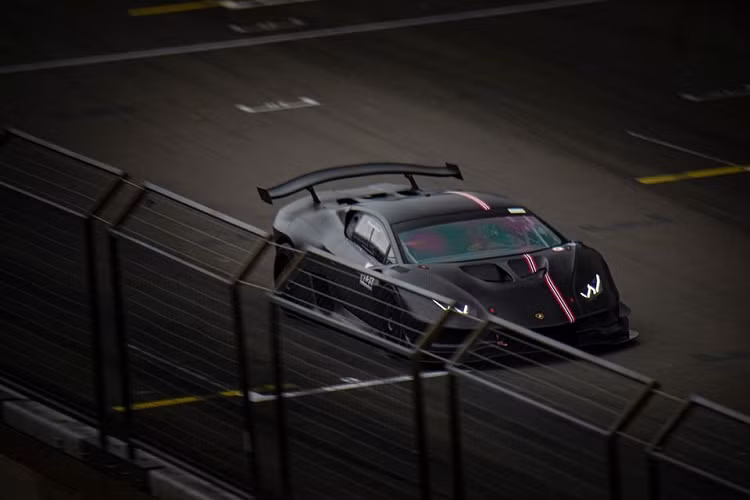 Vốn là một chiếc xe dành cho đường đua, siêu xe Huracan Super Trofeo đã sở hữu động cơ V10 5.2 lit sản sinh công suất 620 mã lực. Tuy nhiên, sau khi qua tay Zyrus Engineering, chiếc Huracan Super Trofeo đã tăng gần như gấp đôi công suất ban đầu của mình, ở mức 1200 mã lực.