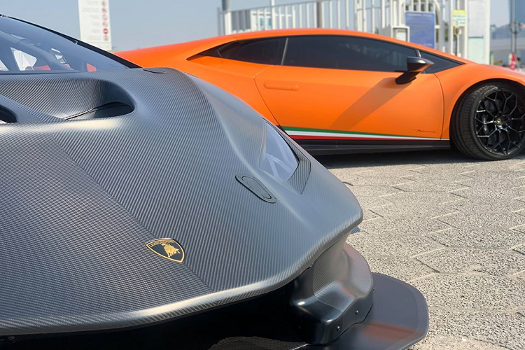 Xe được trang bị thân rộng bằng carbon với cánh lướt gió khổng lồ tạo ra lực kéo xuống rất lớn và khiến chiếc xe dài hơn và rộng hơn so với phiên bản Huracan Super Trofeo tiêu chuẩn. Chiếc xe được giám sát hoàn toàn bởi các hệ thống điều khiển Smart Dash ™ với công cụ đo số liệu từ xa qua Mạng 4G, cho phép nhóm Zyrus theo dõi từ xa và giải quyết mọi vấn đề.