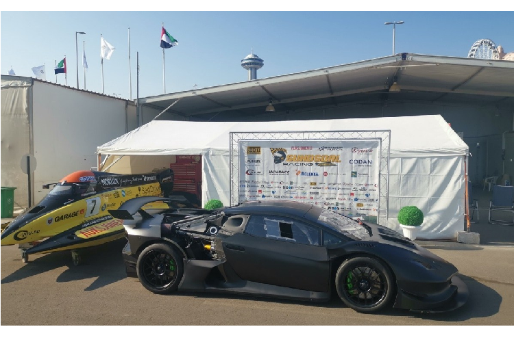 Điều đáng chú ý ở chiếc xe này chính là phần động cơ V10 5.2 Lit đã được tinh chẳn, trang bị tăng áp kép giúp sản sinh công suất tối đa lên tới 1200 mã lực. Có thể nói, đây là một trong những chiếc Lamborghini độ tăng áp kép hiếm hoi được xây dựng chuyên biệt cho việc vận hành trên đường đua.