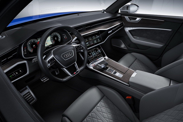 Bên trong, nội thất S6 2020 có vô-lăng 3 chấu đa chức năng, ghế thể thao bọc da trơn Valcona với họa tiết hình kim cương và bệ cửa bằng thép không gỉ có logo S phát sáng.