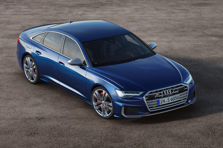 Về diện mạo, xe sedan Audi S6 2020 mới có chút khác biệt so với A6 theo hướng thể thao hơn ở một số chi tiết như lưới tản nhiệt nan kép, ống xả tứ, vỏ gương bằng nhôm và huy hiệu S. Mâm xe hợp kim 20 inch vẫn mang thiết kế tương tự A6 nhưng có thêm tùy chọn kích thước 21 inch. Về cơ bản, S6 có thiết kế khá hiền lành.