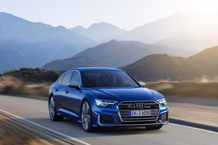 Khi ra mắt thị trường, mẫu xe Audi S6 2020 mới sẽ cạnh tranh với các đối thủ như BMW M550i xDrive (74.750 USD) hay Mercedes-AMG E53 (73.545 USD). Mức giá giữa 3 cái tên kình địch là khá sát nhau.