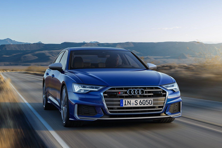 Mẫu xe Audi S6 được coi là cầu nối giữa sự tiện nghi, sang trọng cùng hiệu năng ấn tượng. Sau 3 tháng ra mắt, giá xe Audi S6 2020 mới đã được công bố tại thị trường Mỹ. Cụ thể mẫu sedan có giá bán từ 73.900 USD ở bản tiêu chuẩn Premium Plus và 77.800 đối với bản Prestige, những con số này chưa bao gồm chi phí vận chuyển là 995 USD.