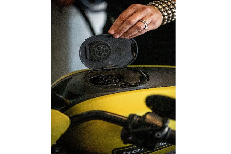 Cảm giác điều khiển của chiếc xe cũng được hãng xe môtô Harley-Davidson chú trọng trên Livewire với bộ khung nhôm trọng lượng nhẹ, phuộc trước Showa SFF-BP, sau Showa BFRC Lite đều điều chỉnh được, heo phanh Brembo M4.30 phía trước và lốp Michelin Scorcher Sport.