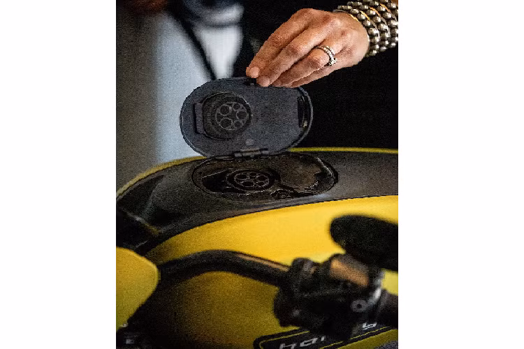 Cảm giác điều khiển của chiếc xe cũng được hãng xe môtô Harley-Davidson chú trọng trên Livewire với bộ khung nhôm trọng lượng nhẹ, phuộc trước Showa SFF-BP, sau Showa BFRC Lite đều điều chỉnh được, heo phanh Brembo M4.30 phía trước và lốp Michelin Scorcher Sport.