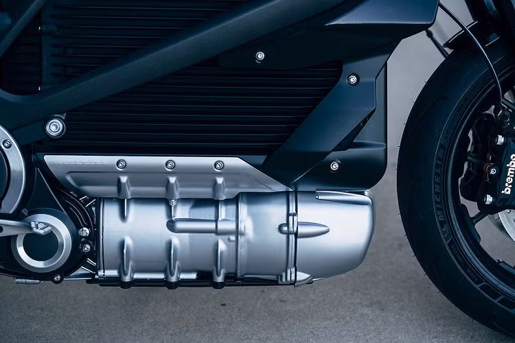 Động cơ này hoạt động nhờ vào khối pin li-ion có công suất 15,5kW, nằm dưới "bình xăng" và được sạc điện thông qua ổ điện ở vị trí "nắp xăng" của mô tô truyền thống. Hỗ trợ công nghệ sạc nhanh DC thông qua cổng chuẩn SAE J1772, người dùng Livewire có thể sạc đầy 80% pin chỉ trong 40 phút và 100% trong 60 phút từ 0%.