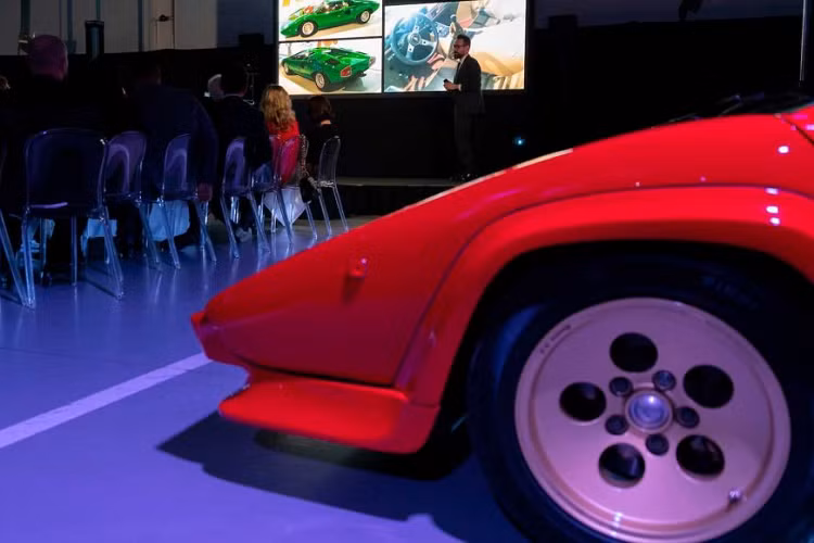 Lamborghini London được mệnh danh là nhà bán lẻ Lamborghini thành công nhất thế giới năm 2017, thể hiện “một sự xuất sắc đã được chứng minh trải dài trên toàn bộ hệ thống của H.R. Owen”.