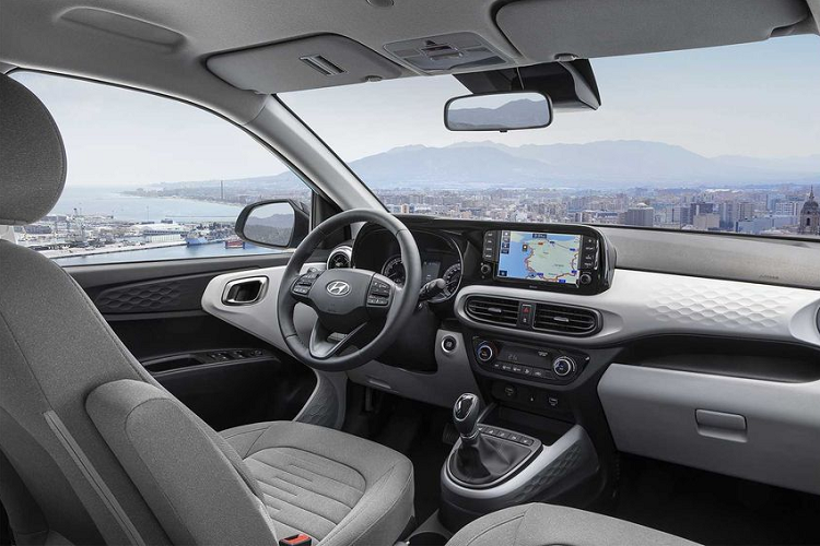 Phần thân và đuôi xe cũng chứa đựng nhiều sự thay đổi mạnh mẽ như trụ C sơn đen tạo cảm giác như chiếc xe dài hơn hay bộ mâm 5 chấu kép với phong cách thiết kế mới.