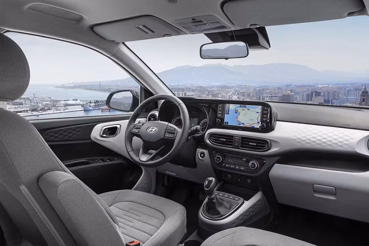 Phần thân và đuôi xe cũng chứa đựng nhiều sự thay đổi mạnh mẽ như trụ C sơn đen tạo cảm giác như chiếc xe dài hơn hay bộ mâm 5 chấu kép với phong cách thiết kế mới.