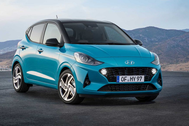 Về thiết kế, sự thay đổi của Hyundai Grand i10 thế hệ mới được đánh giá là mang tính toàn diện so với phiên bản trước. Ở phần đầu xe, Grand i10 2020 sở hữu bộ mặt ca-lăng hình thác nước theo phong cách của "đàn anh" Sonata, nhưng tất nhiên nó đã được thu nhỏ lại để phù hợp hơn với kích thước của xe.