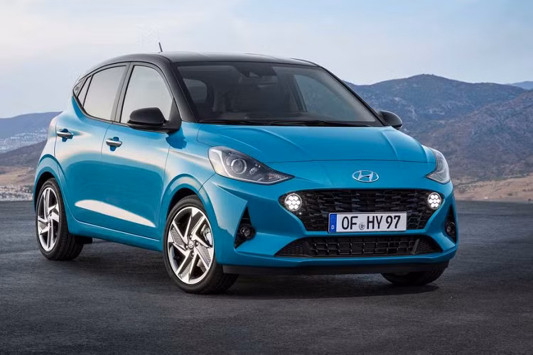 Về thiết kế, sự thay đổi của Hyundai Grand i10 thế hệ mới được đánh giá là mang tính toàn diện so với phiên bản trước. Ở phần đầu xe, Grand i10 2020 sở hữu bộ mặt ca-lăng hình thác nước theo phong cách của "đàn anh" Sonata, nhưng tất nhiên nó đã được thu nhỏ lại để phù hợp hơn với kích thước của xe.