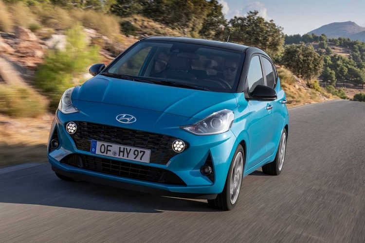 Đối với bản SE, mẫu xe cỡ nhỏ Hyundai Grand i10 2020 sẽ đi kèm với bộ mâm hợp kim 15 inch, màn hình giải trí kích 8 inch có kết nối điện thoại thông minh qua Android Auto và Apple CarPlay, camera lùi... Có giá bán cao nhất là phiên bản Premium với trang bị mâm xe hợp kim 16 inch, đèn chiếu sáng dạng LED, đèn sương mù, vô-lăng và ghế trước có sưởi, dán kính đen...