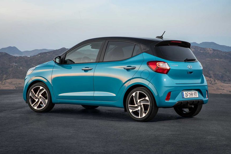 Tiếp tới, 2 dải đèn LED định vị ban ngày hình móc câu được thiết kế gắn thẳng vào cạnh của mặt ca-lăng, đây là kiểu thiết kế khá đặc biệt và mới mẻ trong ngành xe. Chưa hết, cụm đèn chiếu sáng trung tâm trên Grand i10 2020 cũng mang tính thời đại hơn với tạo hình sắc bén và duyên dáng. Điểm nổi bật nhất ở phần đầu xe phải kể tới những đường gân dập nổi trên nắp ca-pô. Chi tiết này sẽ làm nhiều người liên tưởng tới phần đầu của mẫu xe Hyundai Sonata 2020 mới được ra mắt gần đây.