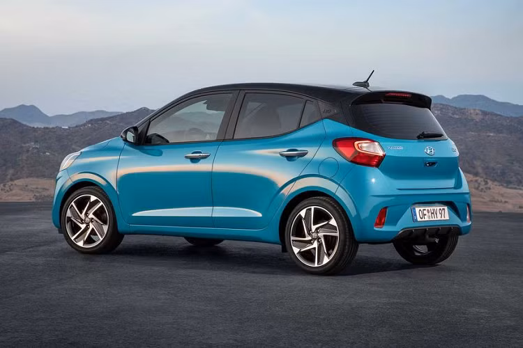 Tiếp tới, 2 dải đèn LED định vị ban ngày hình móc câu được thiết kế gắn thẳng vào cạnh của mặt ca-lăng, đây là kiểu thiết kế khá đặc biệt và mới mẻ trong ngành xe. Chưa hết, cụm đèn chiếu sáng trung tâm trên Grand i10 2020 cũng mang tính thời đại hơn với tạo hình sắc bén và duyên dáng. Điểm nổi bật nhất ở phần đầu xe phải kể tới những đường gân dập nổi trên nắp ca-pô. Chi tiết này sẽ làm nhiều người liên tưởng tới phần đầu của mẫu xe Hyundai Sonata 2020 mới được ra mắt gần đây.