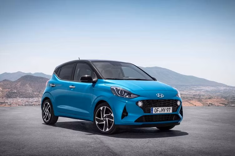 Theo đó, hãng xe Hàn Quốc - Hyundai mới đây vừa chính thức chốt giá bán cho Grand i10 thế hệ hoàn toàn mới tại thị trường Anh Quốc. Cụ thể, mẫu xe cỡ nhỏ ăn khách Hyudnai i10 2020 mới sẽ tới tay công chúng nước này với 3 phiên bản, bao gồm bản Tiêu chuẩn (Base); bản SE và bản Premium. Đi kèm với đó là giá bán niêm yết tương ứng 12.495 Bảng; 13.495 Bảng và 14,495 Bảng (từ 380 đến 411 và 442 triệu đồng)