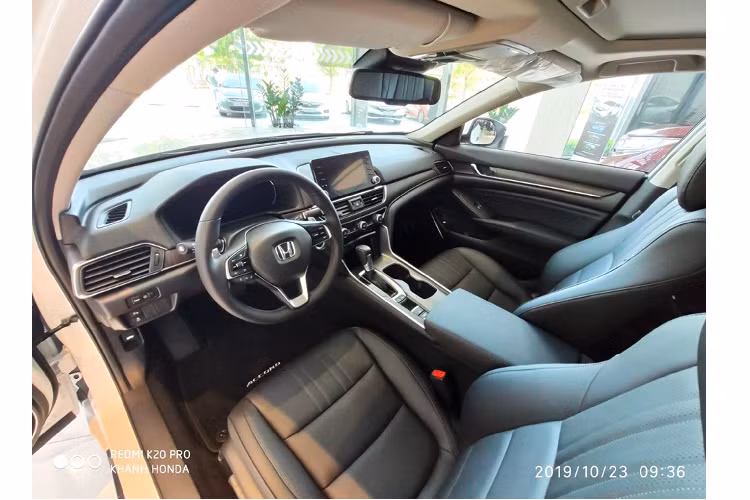 Về an toàn, đúng như dự đoán, Honda Accord tại Việt Nam không có trang bị an toàn Honda SENSING bao gồm các trang bị như: hệ thống phanh giảm thiểu va chạm, hỗ trợ phanh khẩn cấp (CMBS), hỗ trợ giữ làn &amp; cảnh báo chệch làn đường, kiểm soát hành trình thích ứng với tốc độ thấp,... như tại Thái Lan.