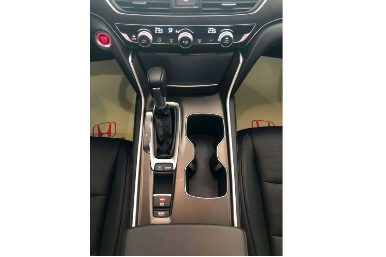 Ngoài những trang bị an toàn chủ động như trước (ABS, VSA, HSA, 6 túi khí,...), Accord mới có thêm hệ thống quan sát làn đường (Honda Lanewatch), hệ thống cảnh báo chống buồn ngủ và thêm tính năng đề nổ từ xa tương tự Civic RS và camera chiếu hậu đa góc.