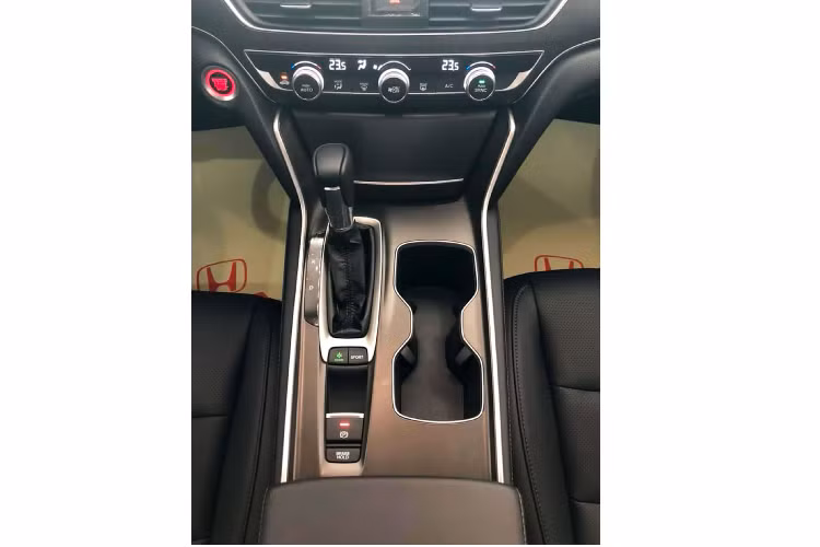 Ngoài những trang bị an toàn chủ động như trước (ABS, VSA, HSA, 6 túi khí,...), Accord mới có thêm hệ thống quan sát làn đường (Honda Lanewatch), hệ thống cảnh báo chống buồn ngủ và thêm tính năng đề nổ từ xa tương tự Civic RS và camera chiếu hậu đa góc.