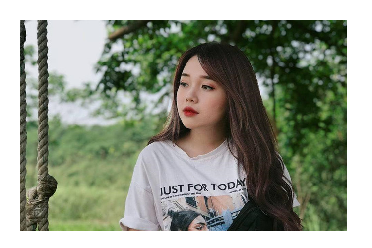 Gương mặt của Linh Ngọc Đàm có nét ngây thơ, nhưng vẫn rất thu hút người nhìn. Ngoài nhan sắc, cô nàng cũng được ngưỡng mộ khi đã sở hữu nhà, xe riêng, đủ khả năng chu cấp kinh tế cho mẹ và em trai.