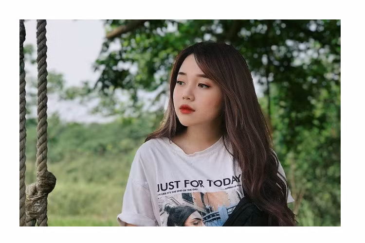 Gương mặt của Linh Ngọc Đàm có nét ngây thơ, nhưng vẫn rất thu hút người nhìn. Ngoài nhan sắc, cô nàng cũng được ngưỡng mộ khi đã sở hữu nhà, xe riêng, đủ khả năng chu cấp kinh tế cho mẹ và em trai.