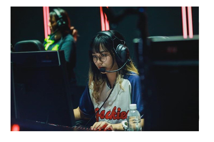 Một bóng hồng cũng rất nổi tiếng trong làng eSports đó là Misthy. Cô nàng đang là streamer ở các tựa game như LMHT, PUGB... Năm 2018, cô còn là thành viên nữ duy nhất của đoàn All Stars Việt Nam tham dự sự kiện Siêu sao Đại chiến thế giới tại Mỹ. Khi đó, đoàn Việt Nam có các thành viên nổi tiếng như Thầy Giáo Ba, Pewpew, QTV và 2 tuyển thủ Zeros, Artifact.