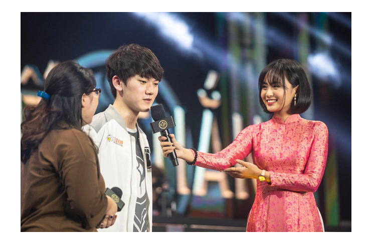Hình ảnh Minh Nghi duyên dáng với chiếc áo dài được LOL eSports ghi lại lúc cô nàng đang phỏng vấn xạ thủ JackeyLove tại MSI 2019. 