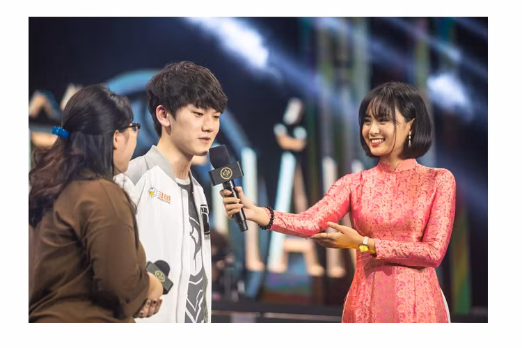 Hình ảnh Minh Nghi duyên dáng với chiếc áo dài được LOL eSports ghi lại lúc cô nàng đang phỏng vấn xạ thủ JackeyLove tại MSI 2019. 