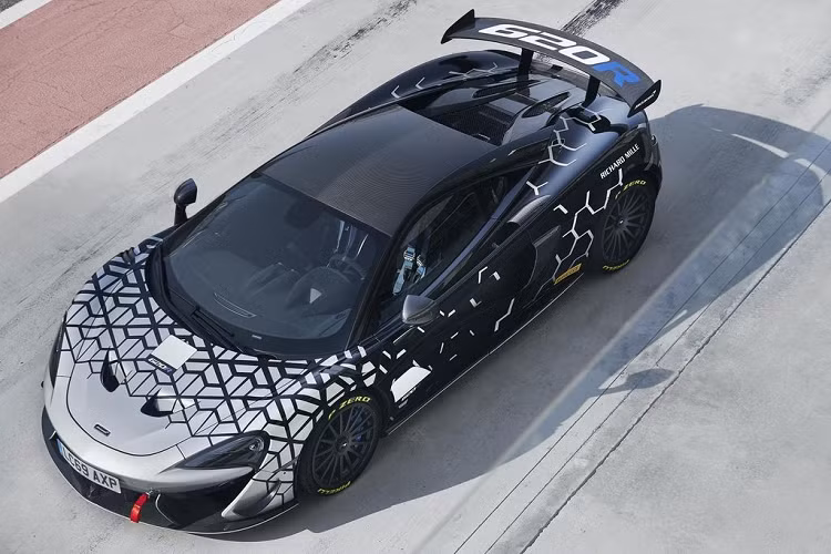 Như được đánh số, chiếc 620R sẽ trở thành chiếc xe mạnh nhất của dòng Sports Series. Cung cấp sức mạnh cho mẫu siêu xe này sẽ là khối động cơ M838TE V8 3.8 lít Twin-turbo, chia sẻ cùng chiếc GT4 nhưng nó còn mạnh mẽ với công suất cực đại sẽ lên tới 612 mã lực và 620 Nm mô-men xoắn, cho khả năng tăng tốc từ 0 lên 100 km/h chỉ trong 2.9 giây, 200 km/h trong 8.1 giây trước khi đạt con số tối đa 322 km/h.