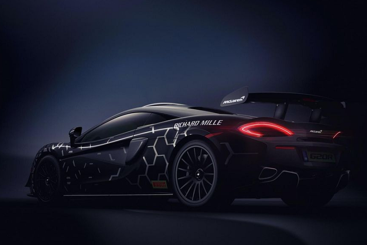 Về hệ thống treo, xe được trang bị bộ giảm chấn lò xo thể thao với khả năng điều chỉnh cơ 2 hướng, cho tần suất 32 lần điều chỉnh trên một góc. Đồng thời, bộ giảm chấn cũng có thể cắt giảm tới 6 kg trọng lượng xe so với hệ thống thông thường trên Sports Series.