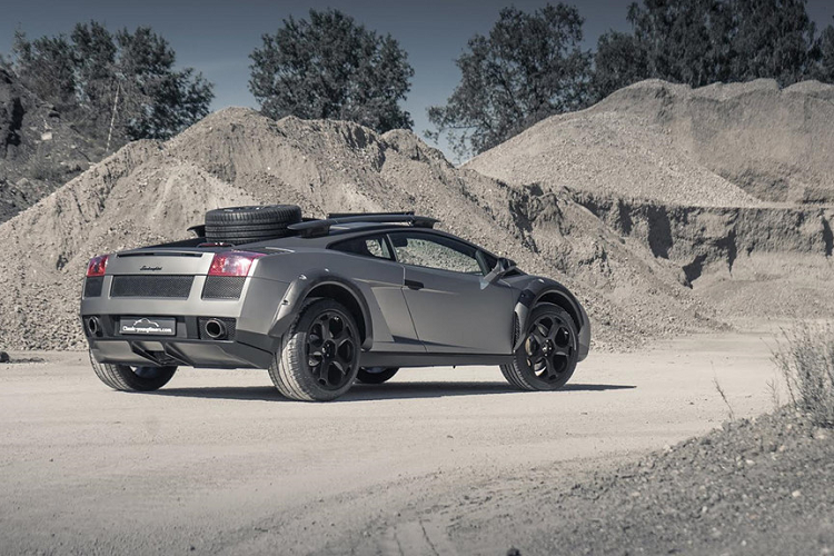 Thực tế, hãng siêu xe Lamborghini từng tạo ra một chiếc xe tương tự, dựa trên mẫu xe hậu bối của Gallardo, có tên là Huracan Sterrato. Đây là phiên bản cứng cáp của siêu xe V10. Tuy nhiên, bản độ Lamborghini Gallardo gây ấn tượng hơn ở ngoại hình.