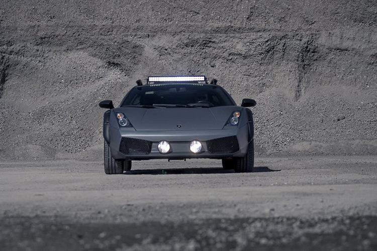 Đầu tiên, hệ thống treo của xe được thay đổi hoàn toàn, gầm xe cao hơn. Bộ bodykit trên xe đậm chất bụi bặm và cứng cáp hơn.