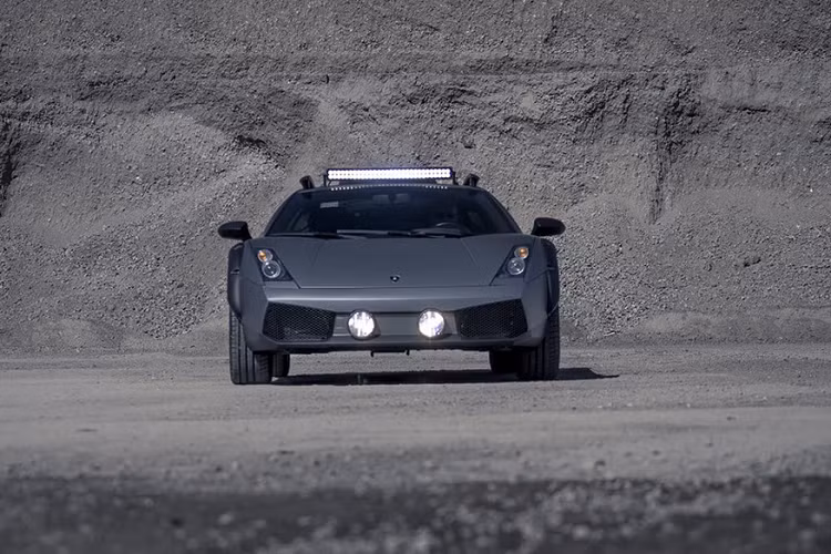 Đầu tiên, hệ thống treo của xe được thay đổi hoàn toàn, gầm xe cao hơn. Bộ bodykit trên xe đậm chất bụi bặm và cứng cáp hơn.