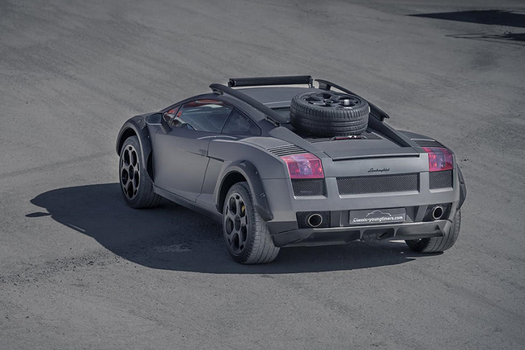 Xe được bổ sung giá đỡ trên mui xe, dùng để gắn thanh LED trợ sáng và treo bánh phụ.