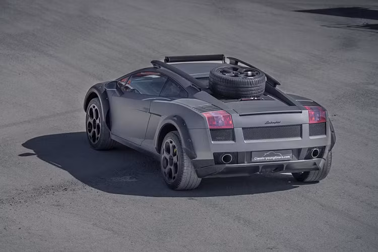 Xe được bổ sung giá đỡ trên mui xe, dùng để gắn thanh LED trợ sáng và treo bánh phụ.