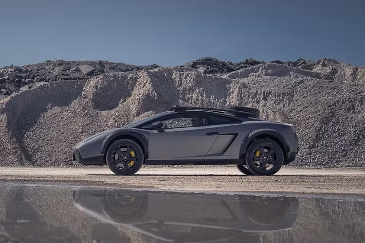 Các vòm bánh xe được mở rộng đáng kể. Mâm xe nguyên bản trên Gallardo vẫn được giữ nguyên.