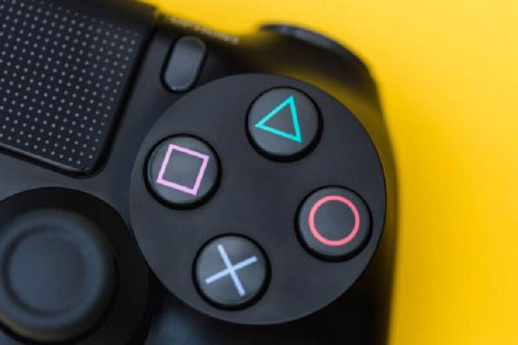 Ca the gioi goi nham nut X tren tay cam PlayStation