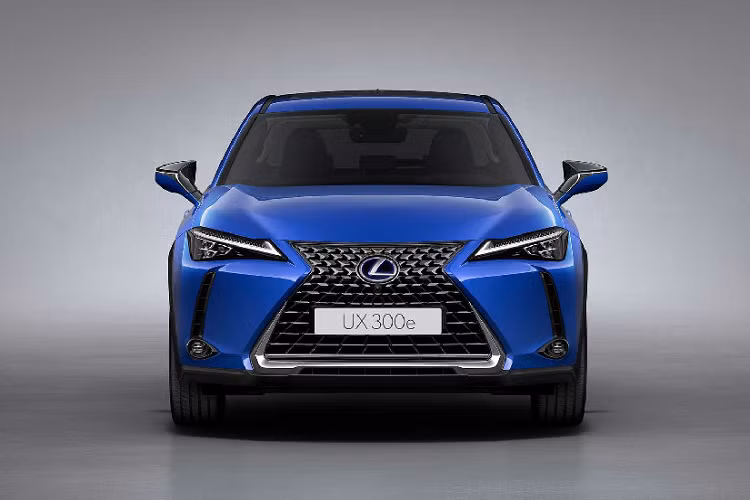 Tại triển lãm ô tô quốc tế Quảng Châu, chiếc xe điện đầu tiên trong lịch sử Lexus - chiếc UX 300e đã chính thức trình làng. Nếu các bác hỏi lý do tại sao Lexus UX 300e 2020 mới lại ra mắt tại Trung Quốc mà không phải ở triển lãm Los Angeles (Mỹ) thì đó là vì thị trường chính của dòng xe này là tại Trung Quốc. Sau khi ra mắt, xe cũng sẽ được phân phối đến thị trường Nhật và châu Âu, nhưng không có Mỹ.