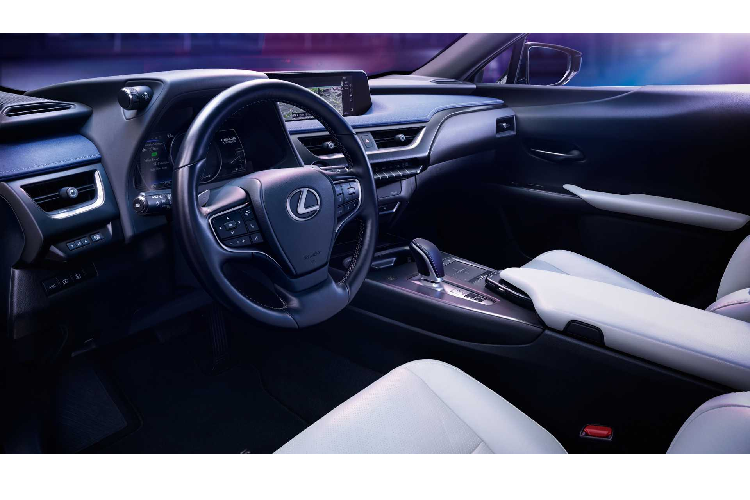 Mẫu xe điện Lexus UX 300e 2020 sở hữu thiết kế tương tự như phiên bản UX chạy xăng thông thường. Đầu xe nổi bật với lưới tản nhiệt hình đồng hồ cát lớn đặc trưng của Lexus. Cụm đèn chữ V và hốc gió vuốt sâu vào trong lưới tản nhiệt. Đuôi xe gây chú ý ở dải đèn hậu vuốt từ trái sang phải và hếch lên ở cuối.