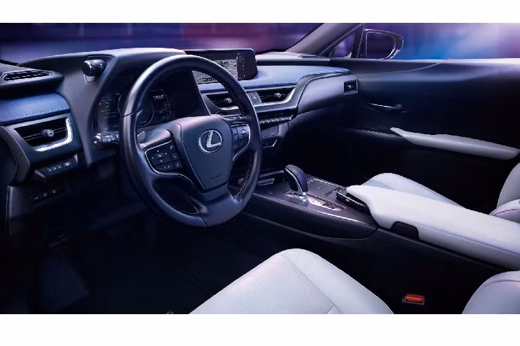 Mẫu xe điện Lexus UX 300e 2020 sở hữu thiết kế tương tự như phiên bản UX chạy xăng thông thường. Đầu xe nổi bật với lưới tản nhiệt hình đồng hồ cát lớn đặc trưng của Lexus. Cụm đèn chữ V và hốc gió vuốt sâu vào trong lưới tản nhiệt. Đuôi xe gây chú ý ở dải đèn hậu vuốt từ trái sang phải và hếch lên ở cuối.
