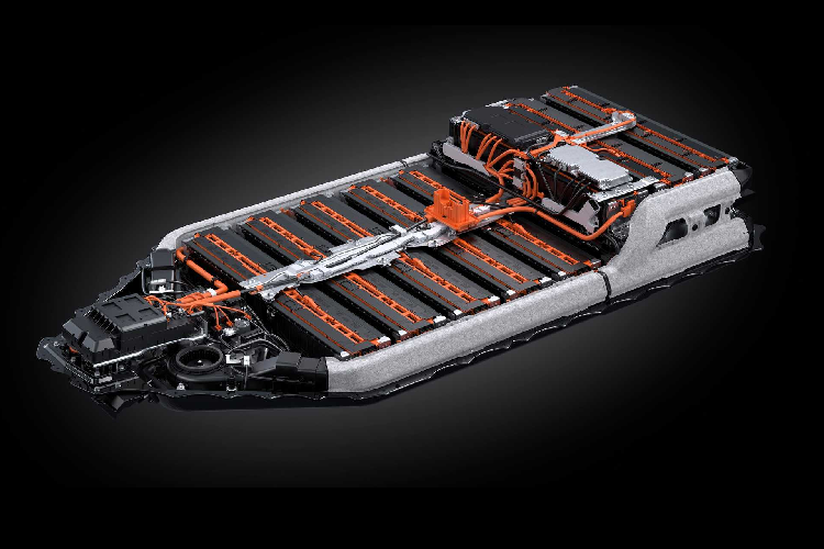 Nội thất xe trẻ trung. Nổi bật nhất là màn hình 10,3 inch giữa xe với khả năng tương thích Apple CarPlay. Tất cả các phiên bản của UX đều được trang bị sạc điện thoại không dây, ghế lái chỉnh điện 8 hướng, nhớ 3 vị trí, tích hợp sưởi và thông gió.