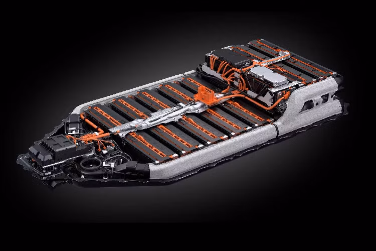 Nội thất xe trẻ trung. Nổi bật nhất là màn hình 10,3 inch giữa xe với khả năng tương thích Apple CarPlay. Tất cả các phiên bản của UX đều được trang bị sạc điện thoại không dây, ghế lái chỉnh điện 8 hướng, nhớ 3 vị trí, tích hợp sưởi và thông gió.