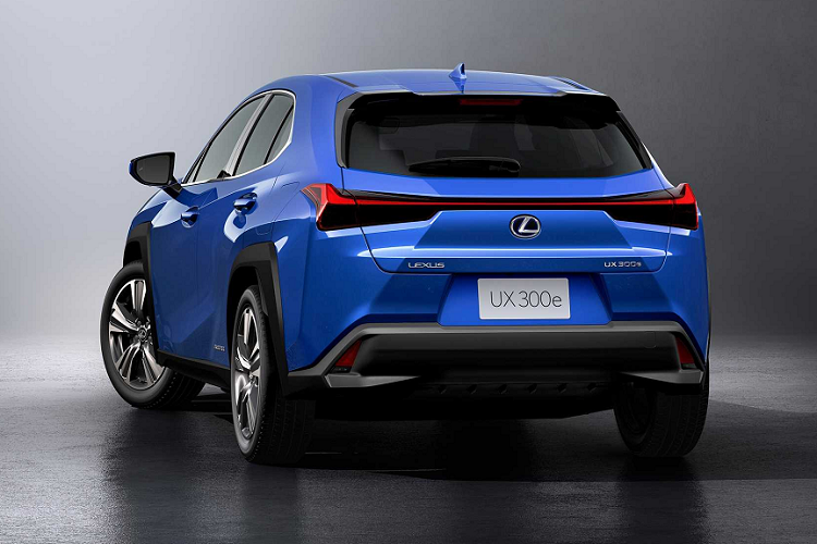 Nhằm đảm bảo an toàn trên đường, mẫu xe sang điện Lexus UX 300e cũng sở hữu một bộ phát âm thanh động cơ giả - Active Sound Control (ASC). Nó sẽ tạo ra âm thanh trung thực và dễ chịu nhưng vẫn đảm bảo các xe khác nghe thấy.