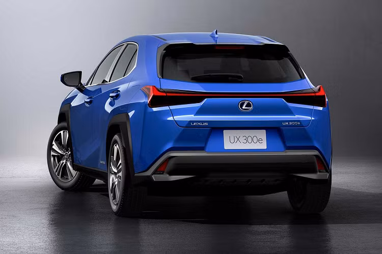 Nhằm đảm bảo an toàn trên đường, mẫu xe sang điện Lexus UX 300e cũng sở hữu một bộ phát âm thanh động cơ giả - Active Sound Control (ASC). Nó sẽ tạo ra âm thanh trung thực và dễ chịu nhưng vẫn đảm bảo các xe khác nghe thấy.