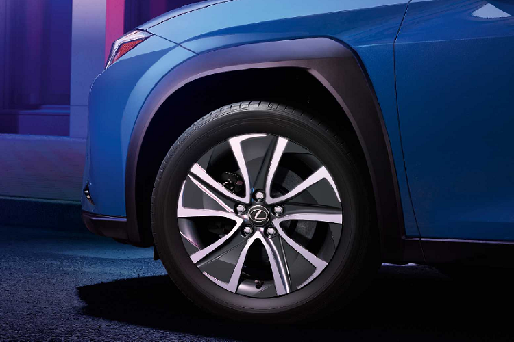 Lexus UX được trang bị hệ thống hỗ trợ theo dấu làn đường, hỗ trợ kiểm soát hành trình thích ứng cùng radar, đèn pha chủ động, hỗ trợ cảnh báo biển giao thông, hệ thống cảnh báo tiền va chạm với tính năng phát hiện người đi bộ vào ban đêm. Nên bản UX 300e cũng được trang bị tương tự.